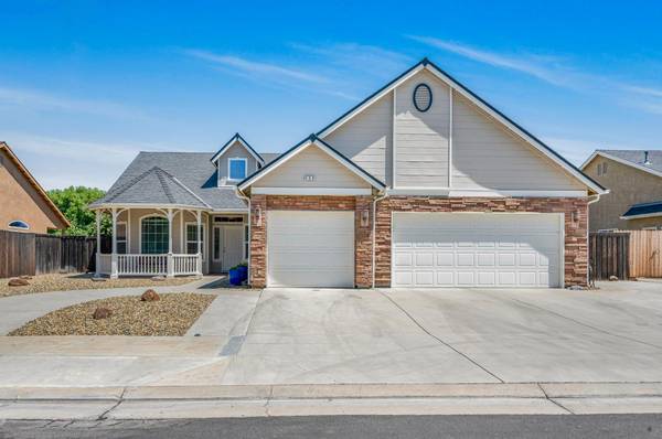 439 W Serena AVE, Clovis, CA 93619