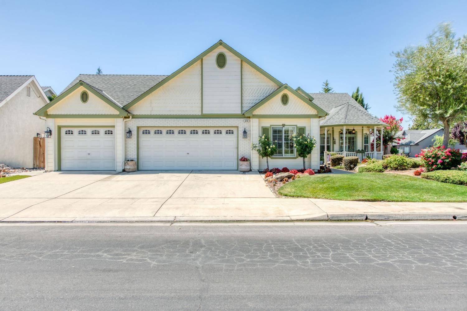 212 W Everglade AVE, Clovis, CA 93619