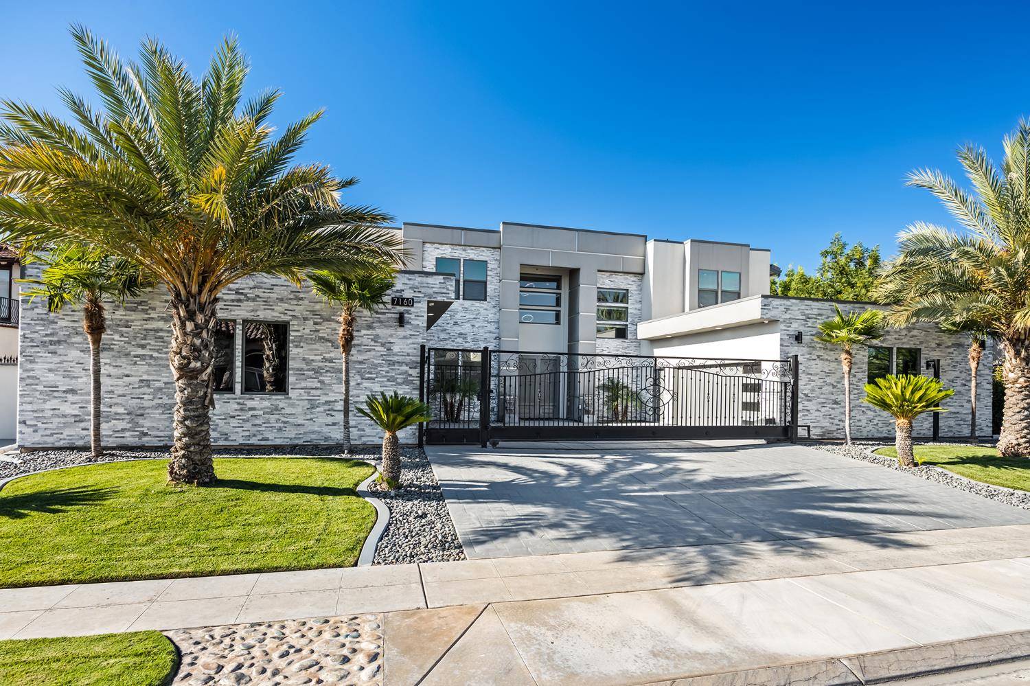 7160 W Dovewood LN, Fresno, CA 93723