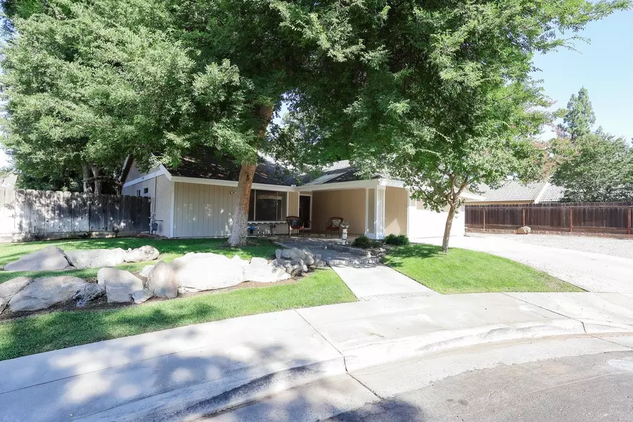 304 Ezie AVE, Clovis, CA 93611