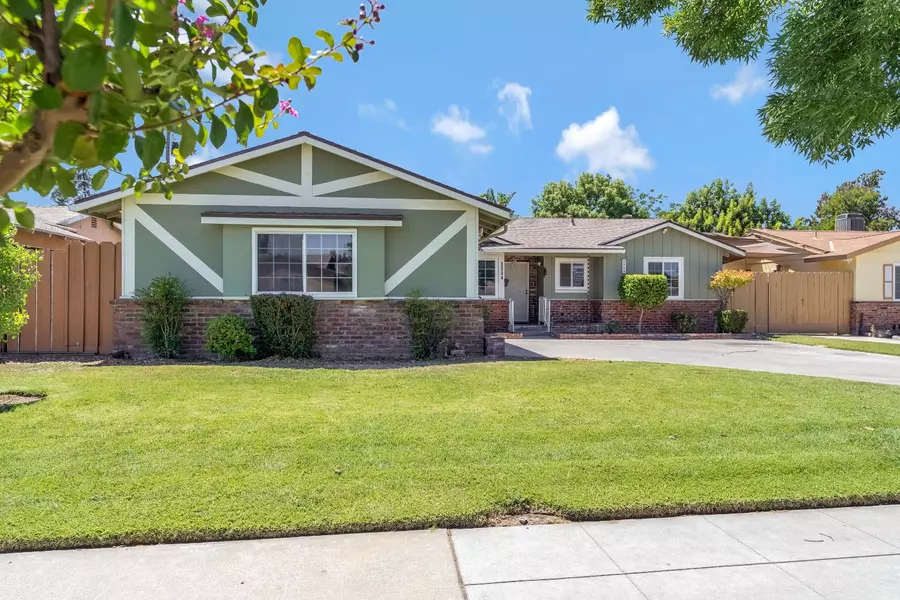 3334 E Hampton Way, Fresno, CA 93726