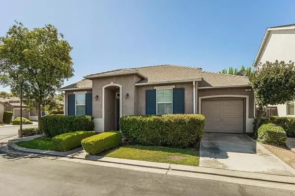 704 W Riviera LN, Clovis, CA 93619