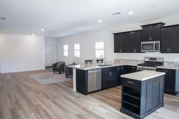 969 S Kandarian CT, Fowler, CA 93625