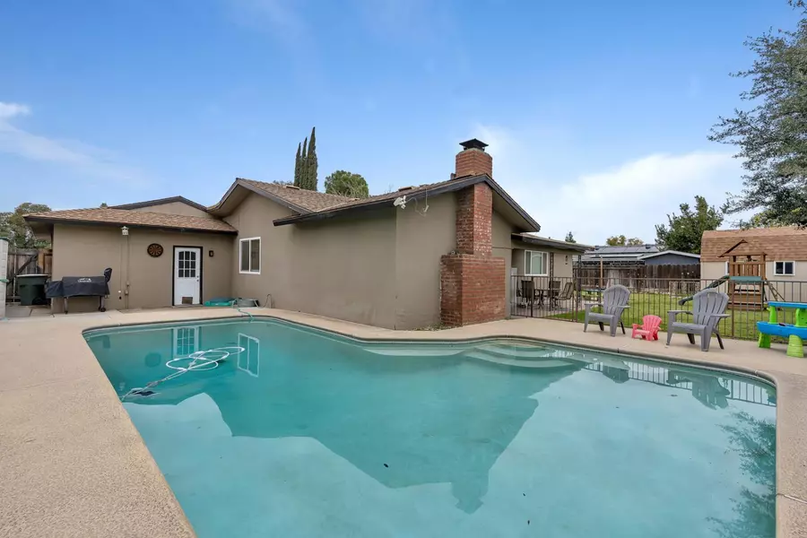 983 Ezie AVE, Clovis, CA 93611