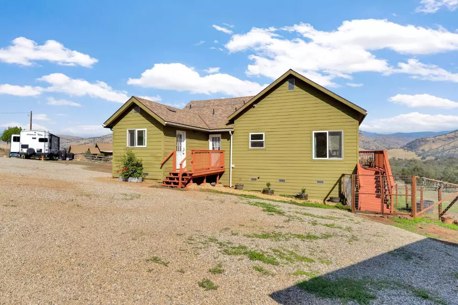 7072 Palomino DR, Sanger, CA 93657