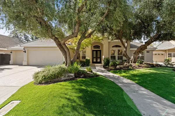 1353 E Saint James CIR, Fresno, CA 93720