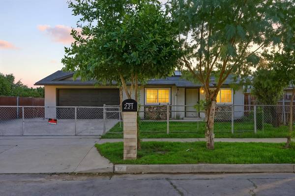 221 W San Joaquin ST, Fresno, CA 93706