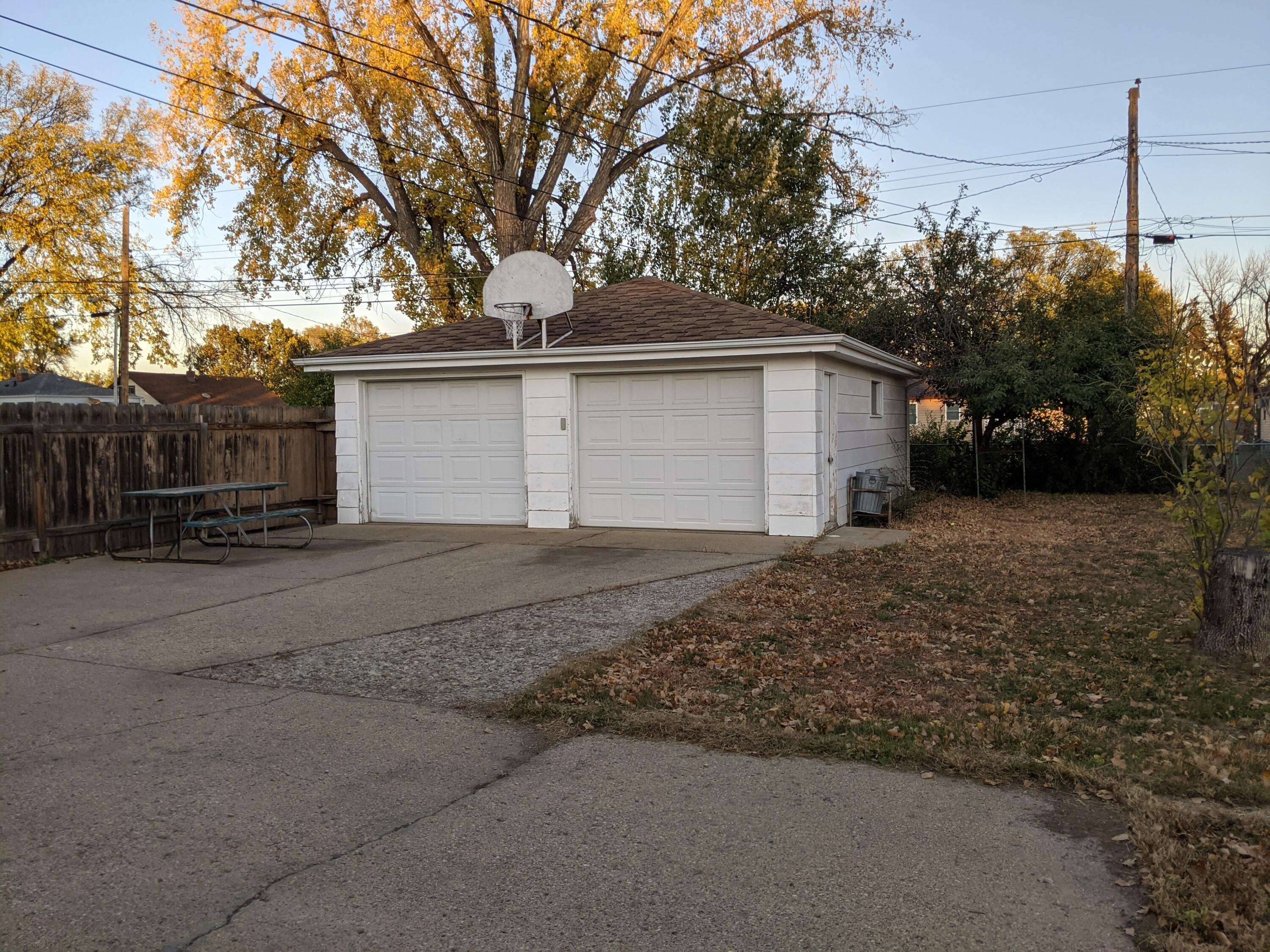Bismarck, ND 58501,827 15th ST