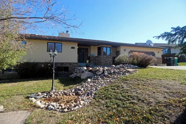 1715 Valle Moor DR, Bismarck, ND 58501