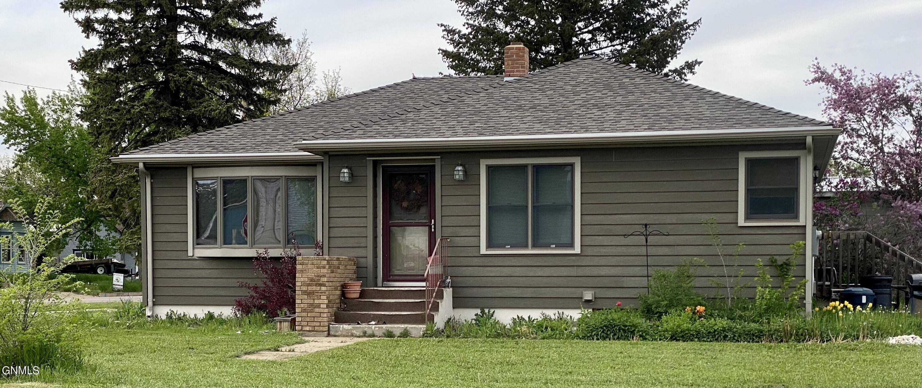 20 3rd ST NE, Beach, ND 58621