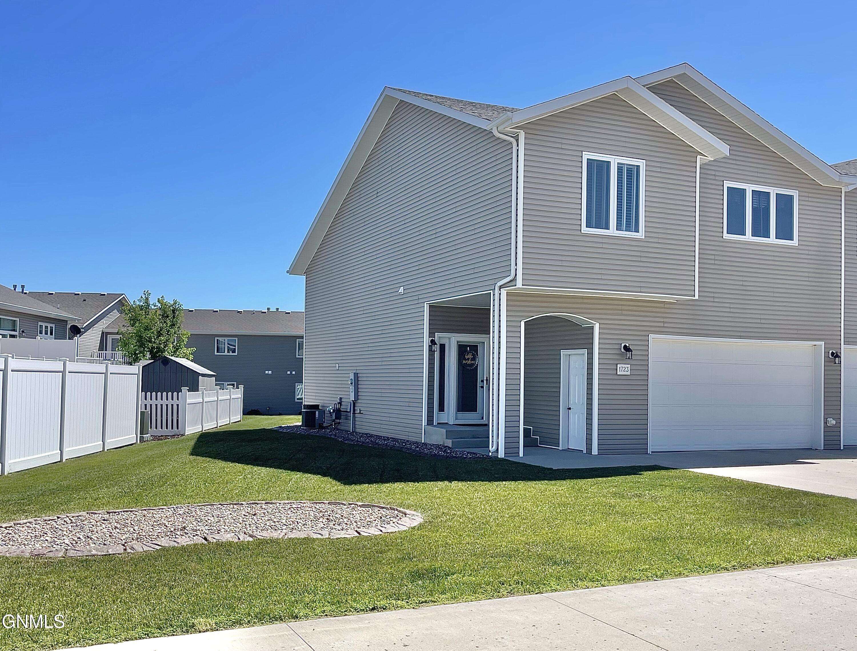 1723 Calgary LOOP, Bismarck, ND 58503