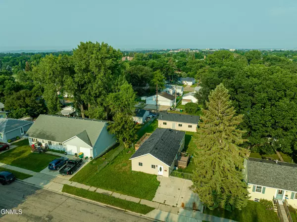 1748 6th ST, Bismarck, ND 58501