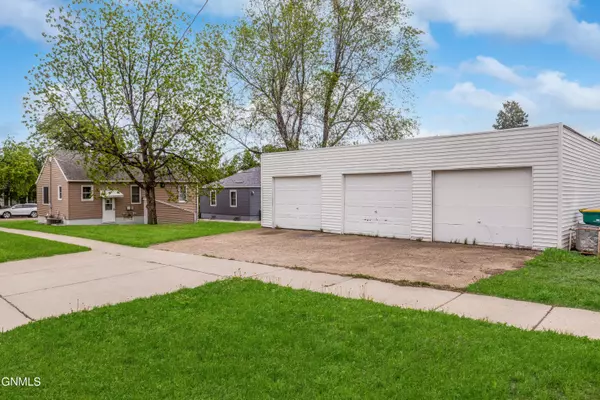 Bismarck, ND 58501,522 N 13th ST