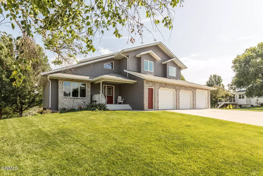 1636 Canyon DR, Bismarck, ND 58503