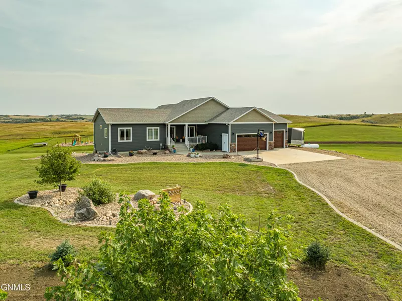 3252 James DR, Mandan, ND 58554