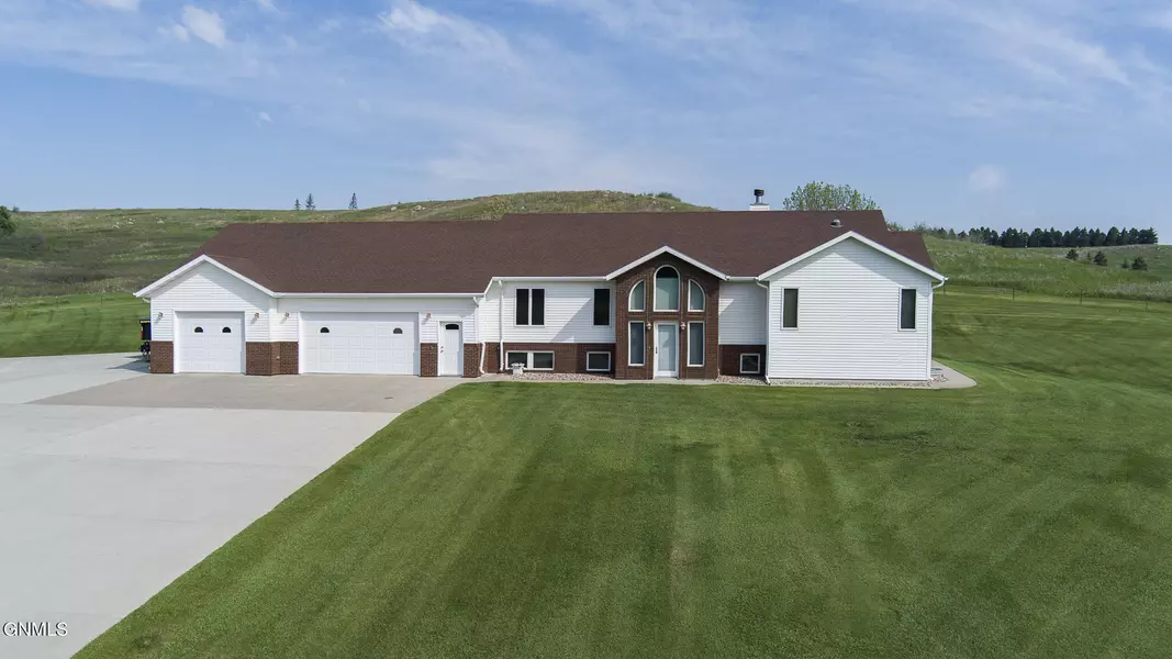 4211 Dream Catcher PL S, Mandan, ND 58554