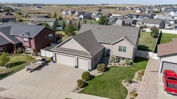 2841 Prairie Oak DR, Dickinson, ND 58601