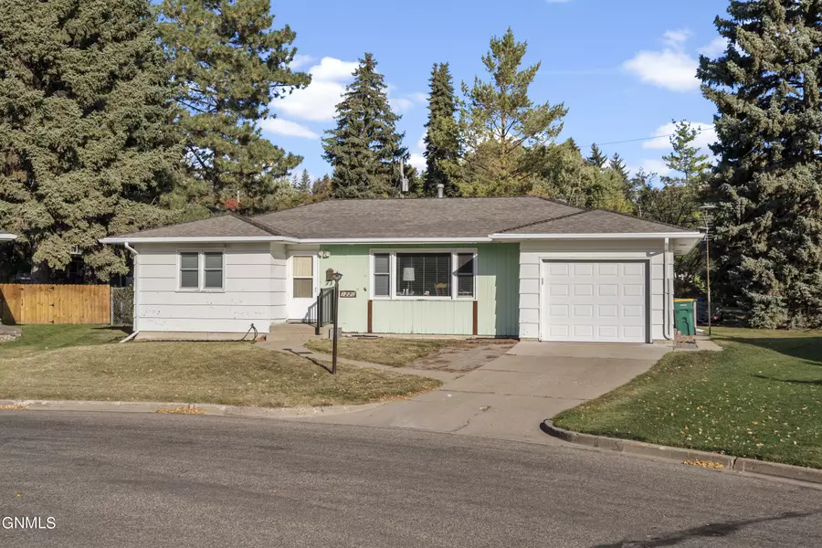 1220 Prospect PL, Bismarck, ND 58501