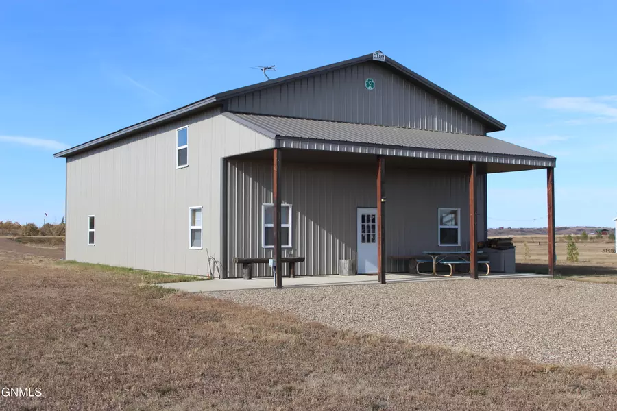 6841 E Schatz DR, Lake Tschida, ND 58533