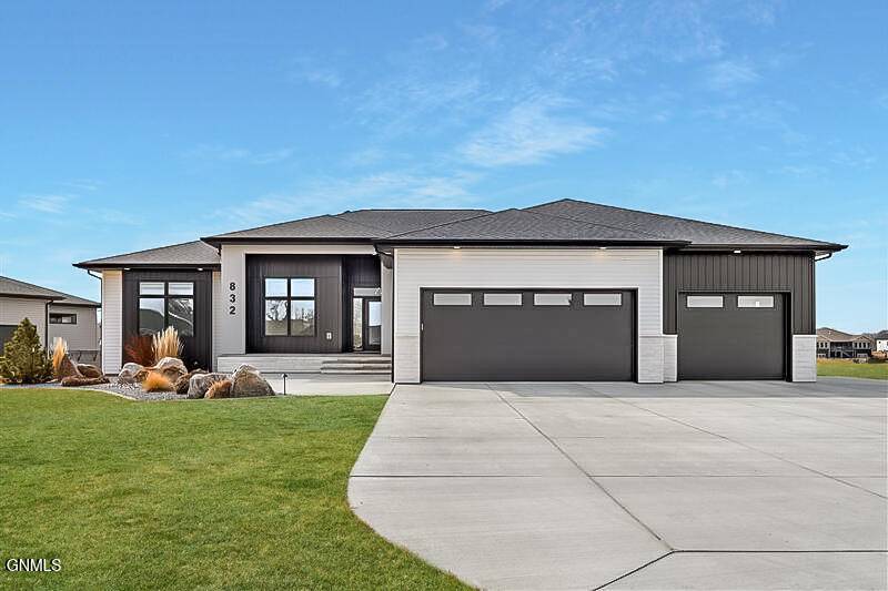 832 Southbay CIR, Bismarck, ND 58504