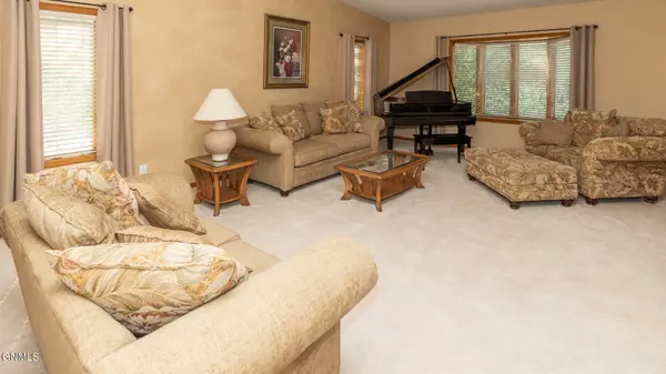 Bismarck, ND 58501,938 Columbine LN