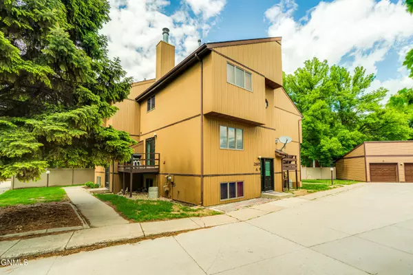 2865 Warwick LOOP, Bismarck, ND 58504