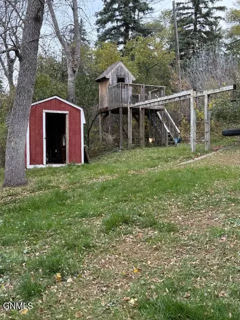 Jamestown, ND 58401,807 5th ST NE