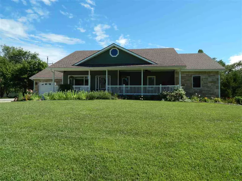 402 W Elk ST, Leonardville, KS 66449