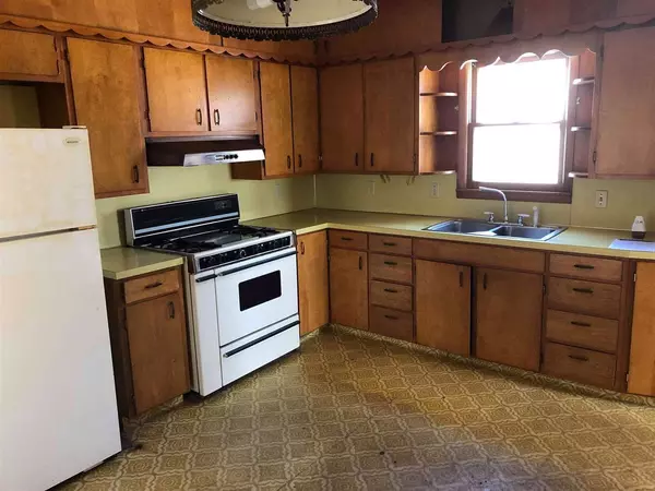 Herington, KS 67449,410 S A ST