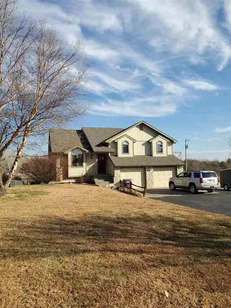 7513 Younkin DR, Milford, KS 66514