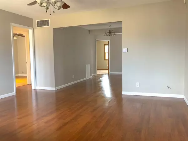 Wichita, KS 67207,877 S Whittier RD