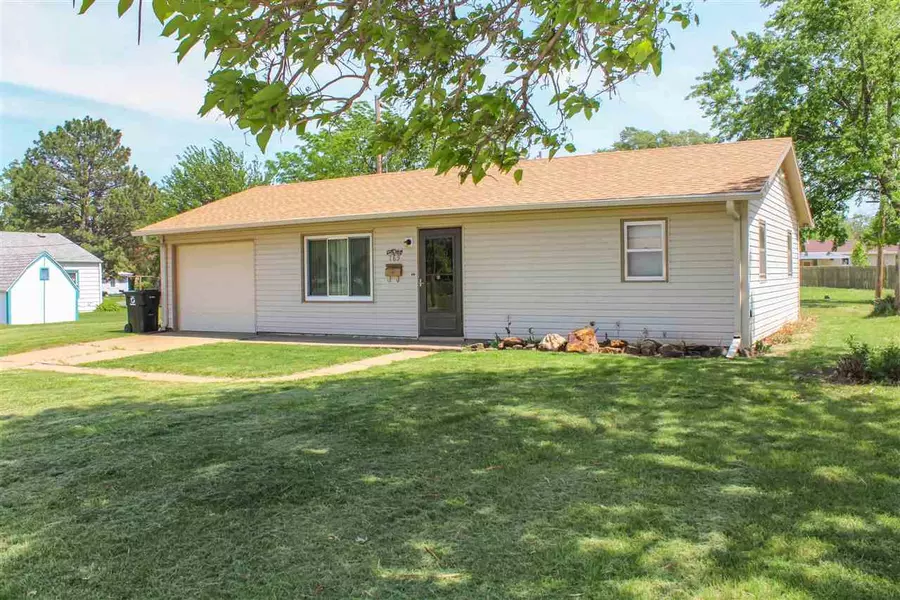 769 Hemlock DR, Salina, KS 67401