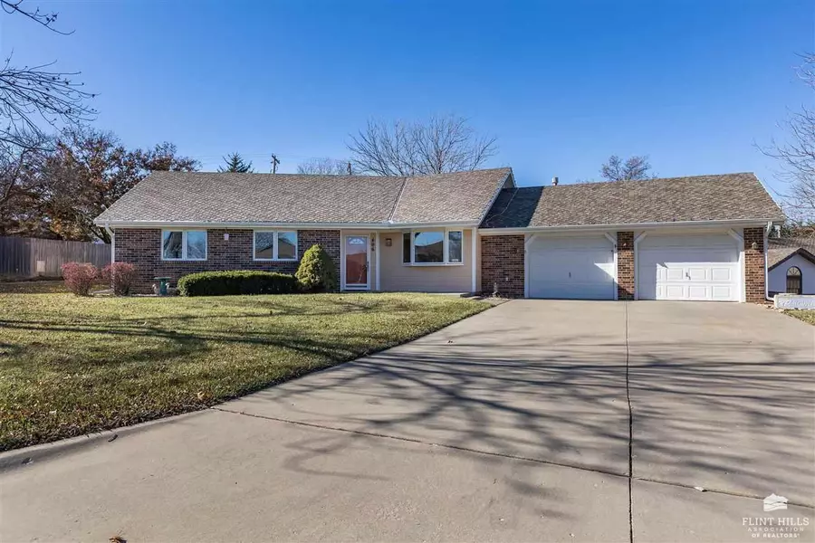 406 Hawthorne DR, Junction City, KS 66441