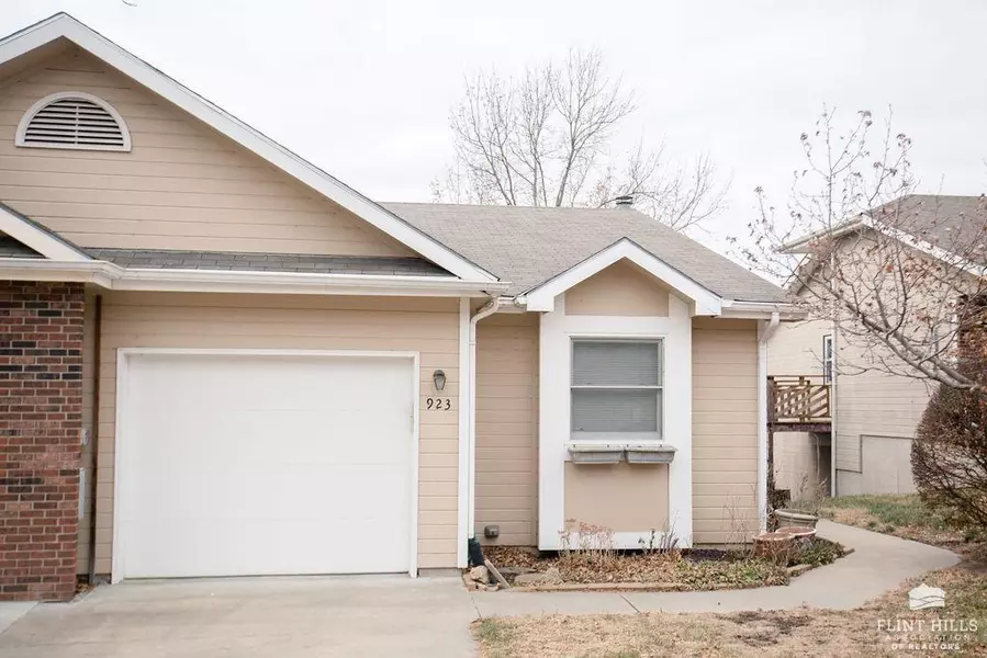 923 Connecticut Ave, Manhattan, KS 66502