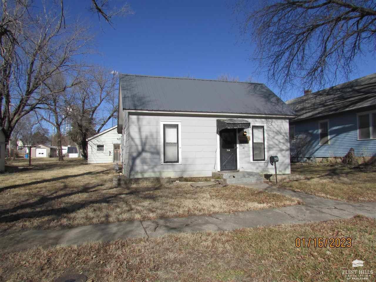 Herington, KS 67449,516 E Arnold ST