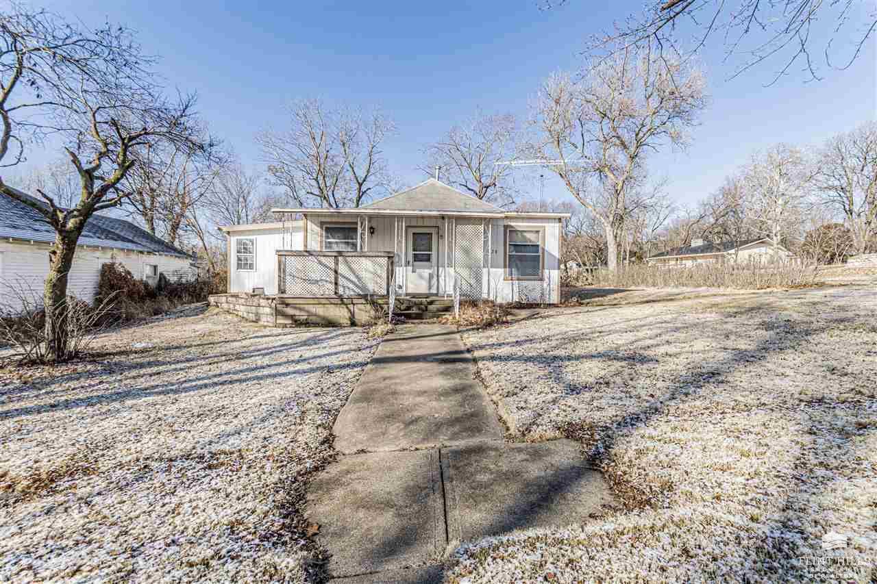 829 Broadway AVE, Chapman, KS 67431