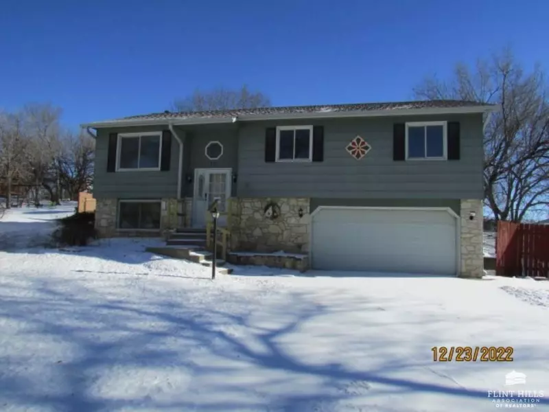 832 Nicholson RD, Chapman, KS 67431