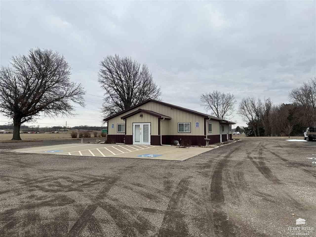 9050 Highway 24, Manhattan, KS 66502