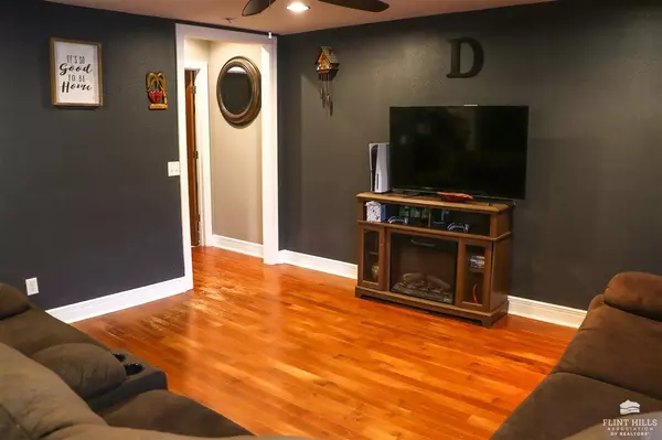 Westmoreland, KS 66549,101 Main ST