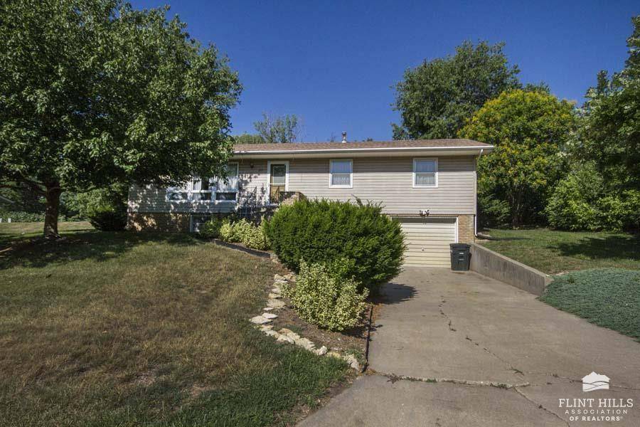 1325 Goodin DR, Clay Center, KS 67432