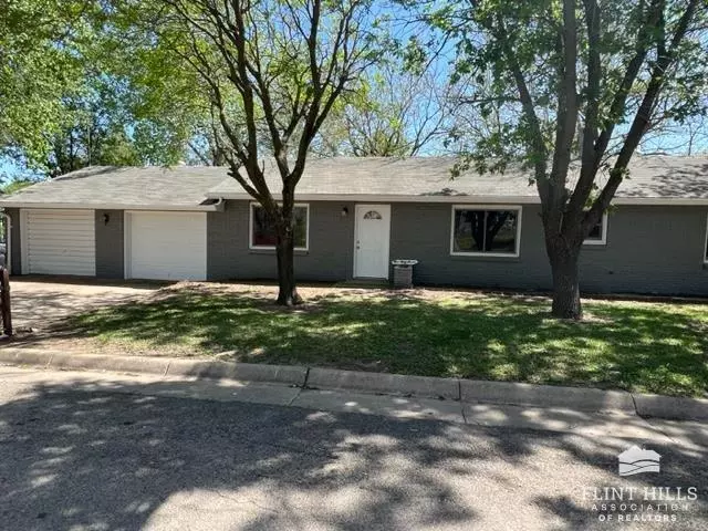 537 W 8th ST, Chapman, KS 67431