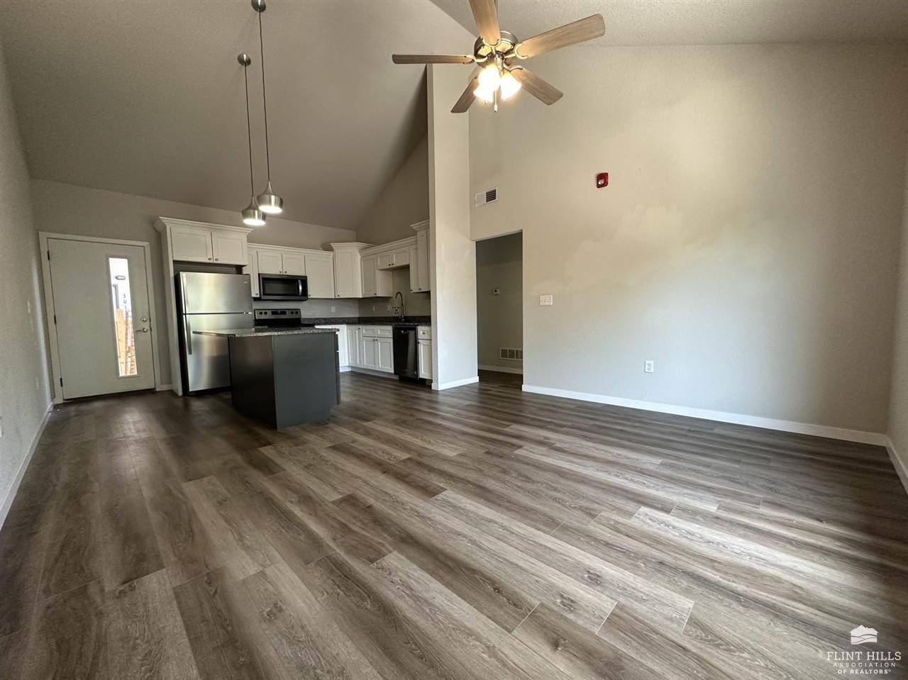 Manhattan, KS 66502,826 Bluemont AVE