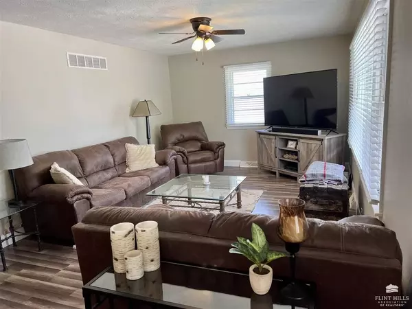 Herington, KS 67449,319 E Franklynn ST