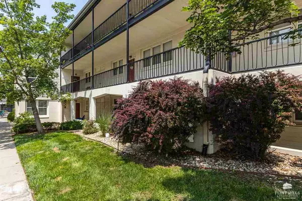 Manhattan, KS 66502,1518 College #E5