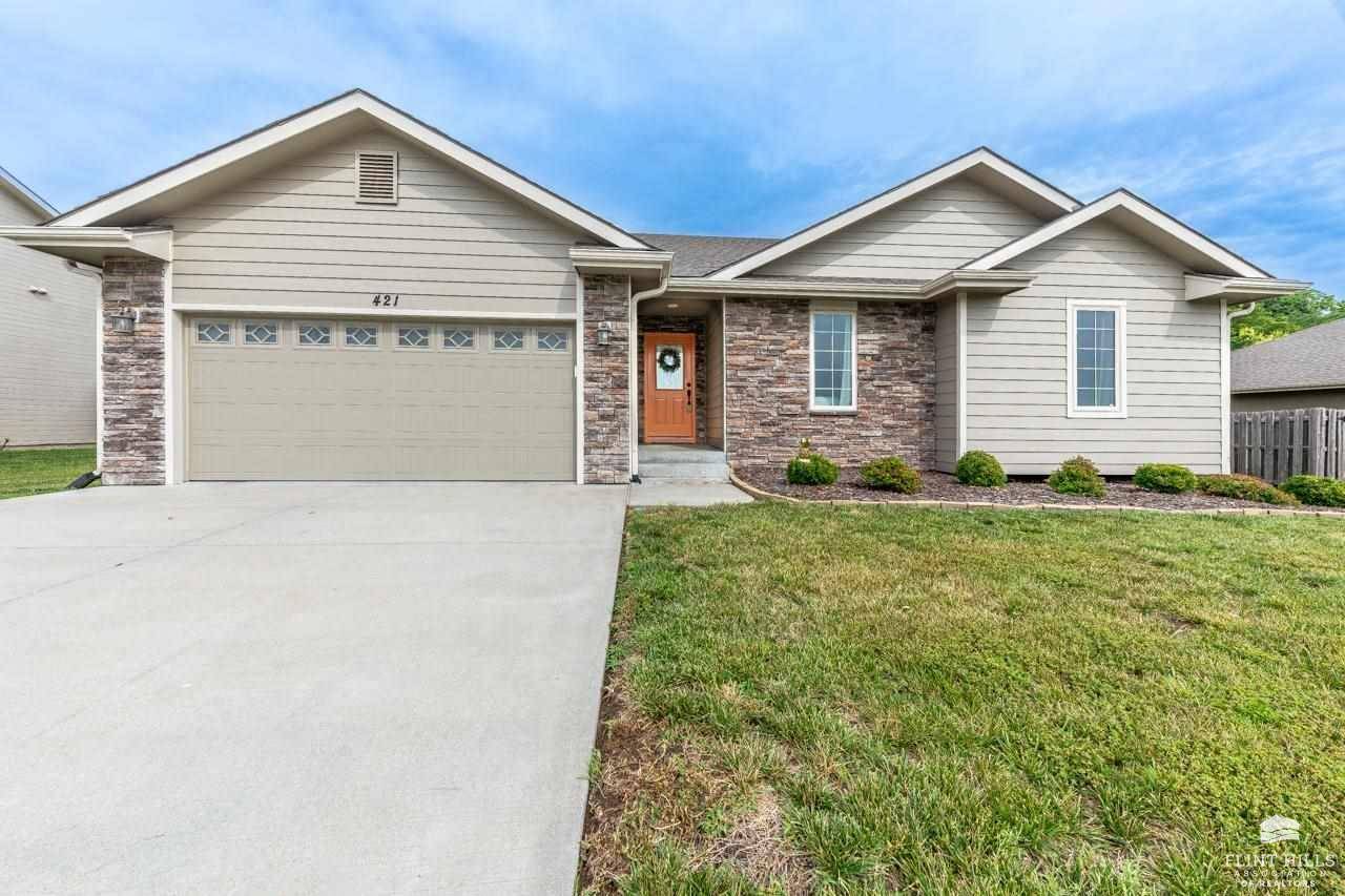 421 Stone Grove DR, Manhattan, KS 66503