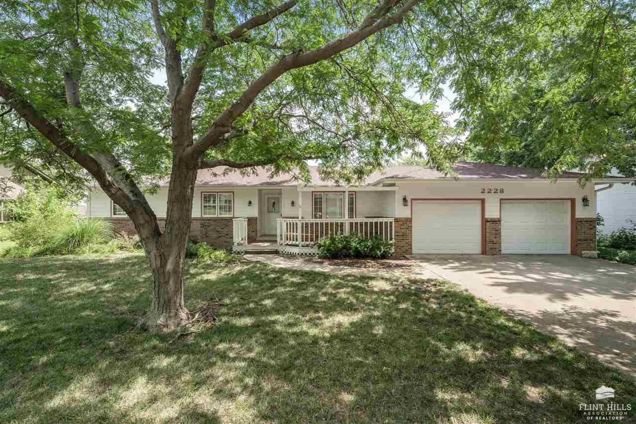 2228 Tamarron TER, Manhattan, KS 66502