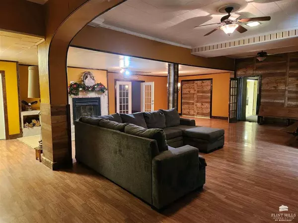 Herington, KS 67449,112 S Broadway