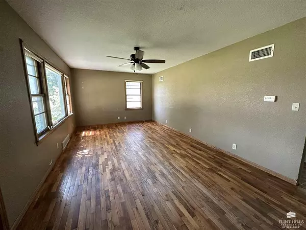 Leonardville, KS 66449,309 W Barton ST