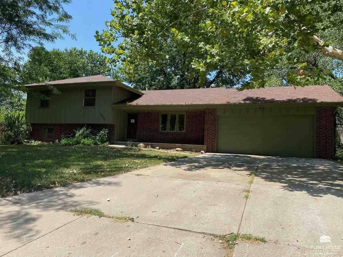 1333 Overlook DR, Manhattan, KS 66503