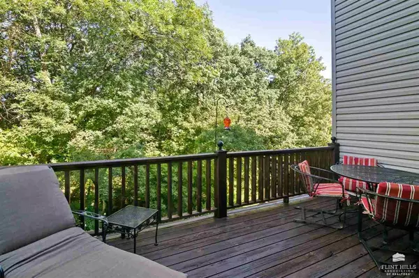 Manhattan, KS 66503,1404 Oaktree PL